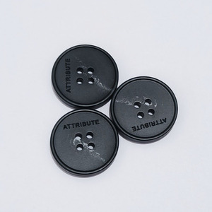 Tùy Chỉnh Nút Matte Shiny Trắng Đen Của Phụ Nữ Của Áo Khoác Nhựa Nhựa Tùy Chỉnh Khắc Tên Văn Bản Biểu Tượng Nút Cho Quần Áo - Product Image 2