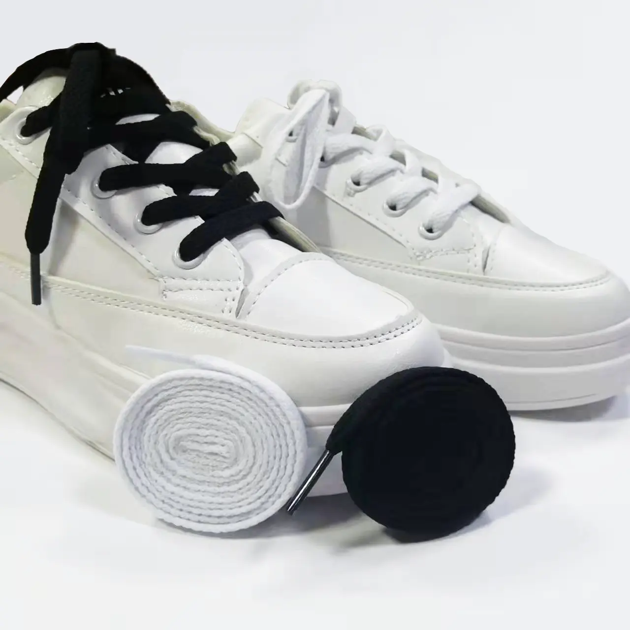 2023 hochwertige Großhandel kunden spezifisches Design 8mm flache fette schwarz-weiße Polyester Schnürsenkel Schnürsenkel Sport Schnürsenkel für Sneaker