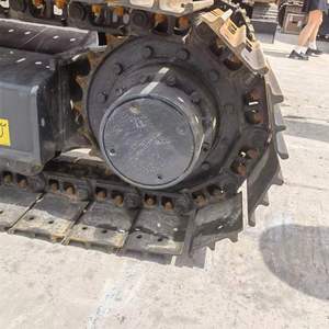 Excavadora Hitachi ZX 70 Naranja con Orugas y Cucharón de Excavación, Equipo de Construcción Usado - Product Image 6