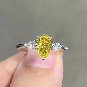 एचपीएचटी नाशपाती ब्रिलियंट कट 1.12 कैरेट मिलान आभूषण आईजीआई प्रमाणित 18K गोल्ड लैब विकसित पीले हीरे की अंगूठी