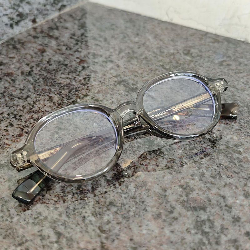 สีเทาใส