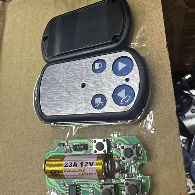 Smart Wireless Cloning Universal Remote Control for Garage Door 4 Buttons Auto Shut-Off AAA Battery 315/433.92MHz Fixed/Learning