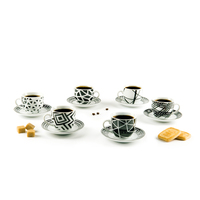 Ensemble de 6 tasses à café et soucoupes en porcelaine de design italien Excelsa Emily |   Motif géométrique |   Compatible lave-vaisselle et micro-ondes |