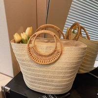 Sac fourre-tout tricoté à la main pour les vacances d'été, sac de plage en paille de couleur unie avec poignée en bambou, sac de voyage grande capacité