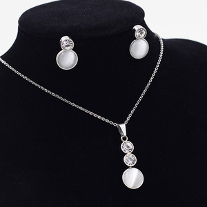 ชุดเครื่องประดับมุกสำหรับผู้หญิง มุกน้ำจืดทรงรี ประดับแบบฝังขอบ สำหรับใส่ทุกวัน ชุดสร้อยคอและต่างหู - Product Image 1