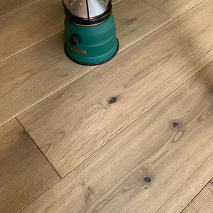 Pavimento in legno massello di rovere a grana dritta con battiscopa per soggiorno sfalsati pavimenti in legno di lunghezza casuale - Product Image 4