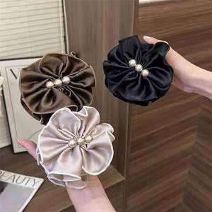 Pince à cheveux élégante en satin avec nœud floral perlé, pour coiffure mi-attachée, style doux et torsadé, idéale pour le bal de promo - Product Image 1