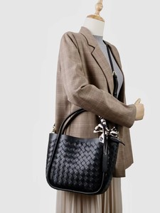 Bolsa de cubo tejida artesanal de edición 2025: estilo cesta de mercado, gran capacidad, textura sofisticada y opciones de transporte versátiles - Product Image 2