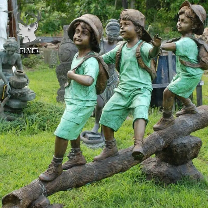 Metal el sanatları çocuk erkek ve kız oturmak ağaç dalı heykel yaşam boyutu çıplak küçük çocuk bahçe heykeli bronz çıplak çocuk heykeli