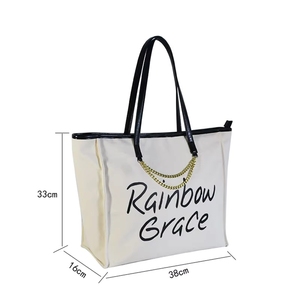 Bolso de mano de lona con asa, estilo moderno con patrón de letras y logotipo, ideal para playa y viajes, color y logotipo personalizables. - Product Image 4