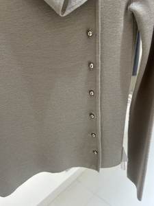 Pull en laine mérinos artisanal luxueux avec mélange de laine confortable et détails complexes" - Product Image 5