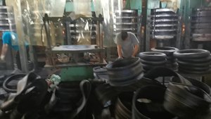 Vente directe d'usine, pneus de moto à vide 300-18 - Product Image 2