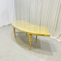 Table de salle à manger de luxe pour hôtel, avec pieds et plateau en métal doré en forme de serpentine, idéale pour les mariages