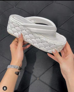 <span class=keywords><strong>Sandali</strong></span> da <span class=keywords><strong>donna</strong></span> con tacco alto con <span class=keywords><strong>suola</strong></span> spessa da <span class=keywords><strong>donna</strong></span> di nuova moda pantofole da <span class=keywords><strong>donna</strong></span> piattaforma da spiaggia infradito con strass multicolore - Product Image 5