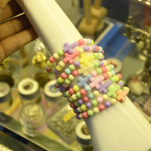 Pulseras de cuentas cruzadas de plástico coloridas, cuerda elástica, regalo para niños, joyería, accesorio de moda de color aleatorio - Product Image 3