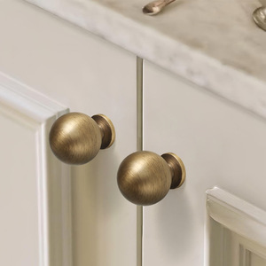 Tirador de latón de estilo Mid-Century para puertas de armario, estilo crema de lujo ligero, tirador antiguo de bronce de un solo orificio para armarios y cajones - Product Image 5