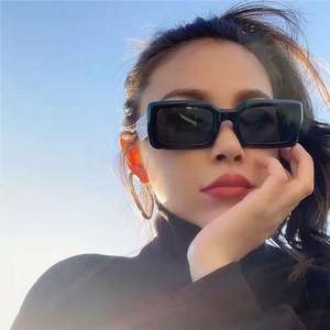 Gafas de Sol Cuadradas Retro de Moda Popular Personalizadas en Azul y Morado, Gafas de Sol Rectangulares de Color Jelly para Mujer - Product Image 3