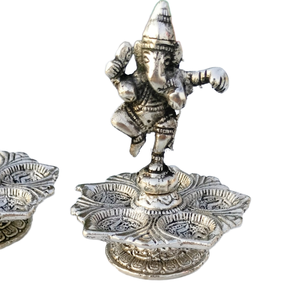 Idole artisanale en métal du Dieu Ganesha avec lampe à huile multi-diya pour la décoration intérieure et la Puja - Product Image 1