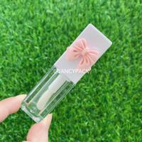Tube de brillant à lèvres carré rose et blanc de 6 ml avec grand applicateur, emballage pour gloss à lèvres avec design nœud fraise cerise