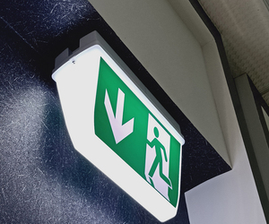 Caja de luz de emergencia automática para hombre, señal de salida de evacuación LED con batería, de plástico, doble cara, IP65 Uds. - Product Image 5