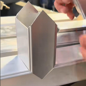 Certifié CE 1 |   Machine à scier CNC à alimentation automatique haute précision 45 ° Découpe en V pour profilés en aluminium – Vente directe usine – Garantie d'un an - Product Image 4