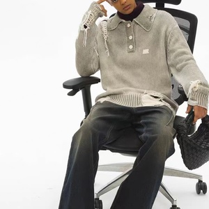Suéter de punto con cuello polo, lavado y teñido para darle un aspecto envejecido con orificios y flecos - Product Image 4