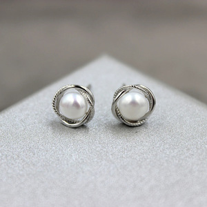 Orecchini floreali con perle finte da donna, stile coreano, minimalista, vintage, alla moda francese, accessorio gioiello. - Product Image 1