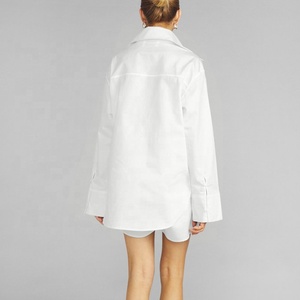 Camicia da donna in cotone 100% bottoni in conchiglia naturale di cotone davanti e dietro orlo curvo camicia da donna <span class=keywords><strong>bianca</strong></span> oversize - Product Image 4