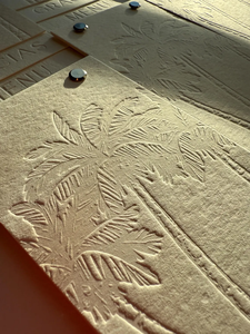 Menú de Boda Hecho a Mano en Papel de Algodón con Textura Natural de Palmera, con Grabado en Relieve, Estilo Costero para su Evento - Product Image 6