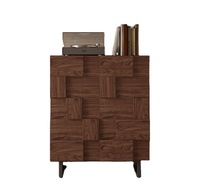 Meuble TV contemporain en bois à panneaux géométriques, console TV asymétrique unique avec tiroirs en noyer