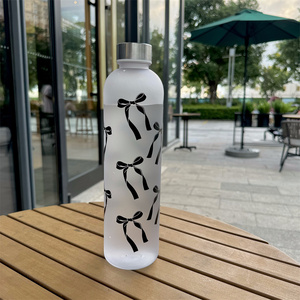 環境に優しい1000mlスポーツプラスチック製ウォーターボトル、直飲み、ジム、旅行、販促品、新学期ギフト、可愛いリボン付き - Product Image 4
