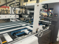 Machine de pliage et de collage automatique pour boîtes en carton ondulé avec alimentation en papier et collage intégrés