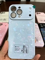 La nueva funda para teléfono con diseño de concha y lente con patrón, incluye una película protectora para la lente y es resistente a caídas.