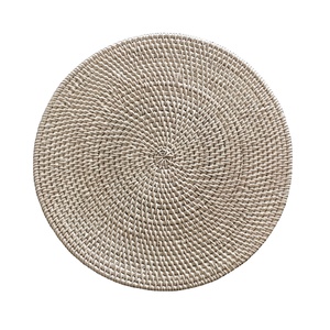 Napperons ronds en rotin tissé de style vintage lavés en blanc pour la décoration de table à manger - Product Image 1