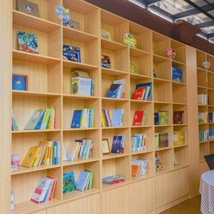 Ultima Libreria Multifunzionale Ecologica di Tendenza con 10+ Ripiani, Capacità Extra-Large, Texture Effetto Legno, Stile Contemporaneo - Product Image 1