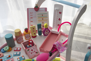 Coche médico <span class=keywords><strong>familiar</strong></span> de madera para niños, carrito de simulación de inyección IV, juguetes educativos para niños y niñas - Product Image 5