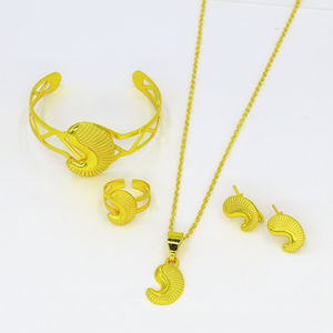 Conjunto de joyería de collar de pulsera de oro de moda, conjunto de joyería de acero inoxidable de gama alta para mujer, anillo de costura acolchado artesanal de hierro dorado - Product Image 1