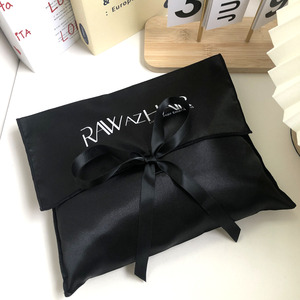 Bolsa de satén negra personalizada con logo impreso de fábrica OEM, para regalo, ropa, extensiones de cabello, pelucas, embalaje de seda, bolsa antipolvo con lazo - Product Image 4
