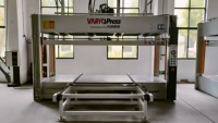 Machine de laminage à froid pour portes en bois, personnalisée, avec chaîne de chargement/déchargement automatique et accès par chariot élévateur