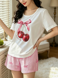 Conjunto <span class=keywords><strong>de</strong></span> Pijama Casual <span class=keywords><strong>de</strong></span> Punto Personalizado al por Mayor <span class=keywords><strong>para</strong></span> <span class=keywords><strong>Mujer</strong></span> con Top Estampado <span class=keywords><strong>de</strong></span> Cerezas y Pantalones Cortos Elásticos con Lazo, Conjunto <span class=keywords><strong>de</strong></span> Dos Piezas <span class=keywords><strong>para</strong></span> Descansar - Product Image 4