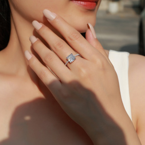 Anello in Argento Sterling S925 con Zircone Bianco Taglio Radiant e Fascia Pavé, Eleganza Audace per la Moderna Romantica - Product Image 5