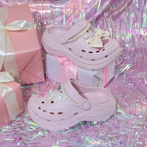 Zuecos de suela gruesa con perlas para mujer, sandalias de verano transpirables de EVA con punta abierta, lazo y dije de concha - Product Image 3