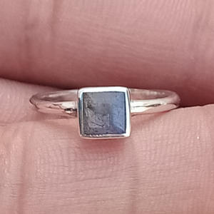 Bague indienne en pierres précieuses Labradorite faite à la main filles bijoux en argent Sterling 925 sur mesure en vrac en gros bagues en argent fin bijoux - Product Image 1