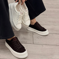 Chaussures de marche à plateforme brodées en forme de cœur de style rétro, respirantes, à semelle épaisse, confortables, absorbant les chocs, pour un usage quotidien et la rue