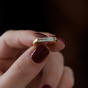 Anillo de Compromiso de Moissanita Verde Azulado en Oro de 14K, Anillo de Aniversario Minimalista con Diseño Inspirado en lo Vintage - Product Image 1