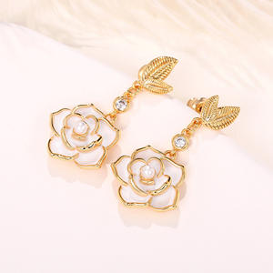 OYTUE Orecchini pendenti a forma di fiore in lega d'oro con imitazione di perle incastonate, gioielli romantici da festa per donna - Product Image 5