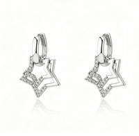 Boucles d'oreilles pendantes tendance Double Étoile Huggie avec pierres CZ pavées en ton doré pour la mode Y2K et les tenues de festival