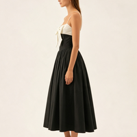 Robe midi élégante pour femme, noire et blanche contrastée, avec nœud, bretelles spaghetti, décolleté cœur et jupe plissée, pour soirée et fête