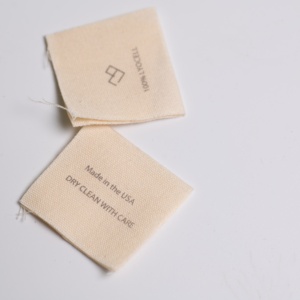 Étiquettes de cou de vêtements tissées personnalisées avec des étiquettes de logo de marque pour chemises et vêtements d'extérieur - Product Image 4