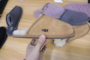 Pantoufles d'intérieur d'hiver pour femmes, <span class=keywords><strong>chaussons</strong></span> UGGSS chauds et antidérapants, en peluche, doublés en polaire, avec tige en daim - Product Image 2